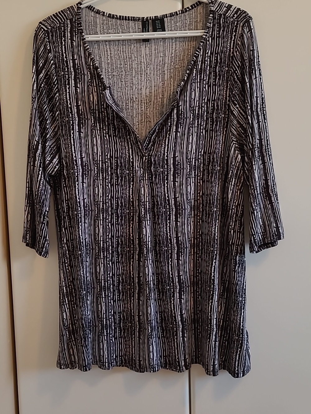 Cynthia Rowley Women’s Black & White Patterned V-Neck Top